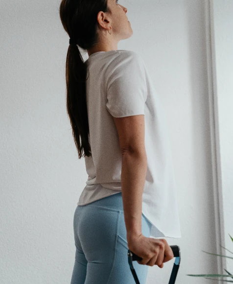 Alumna sosteniendo manerales durante ejercicio de tracción en ELIX Pilates