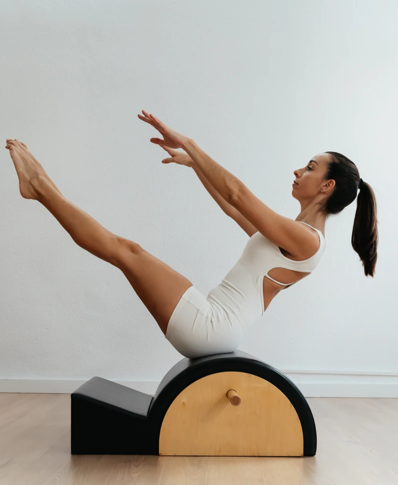 Instructora ejecutando teaser sobre ladder barrel en ELIX Pilates