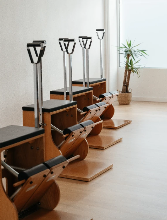 Filas de Wunda Chairs en el estudio ELIX Pilates listas para clase